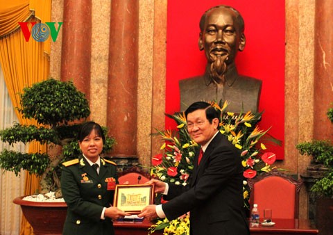 Truong Tan Sang rencontre des militaires exemplaires - ảnh 1